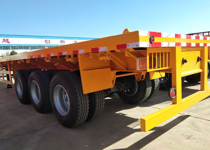 O plano levando do recipiente coloca semi o caminhão de reboque com 3 eixos 30-60 toneladas 13m