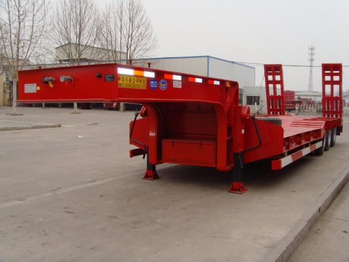 Cor vermelha de 3 Axle Low Bed Semi Trailer com eixos da Auto-direção e as rampas hidráulicas