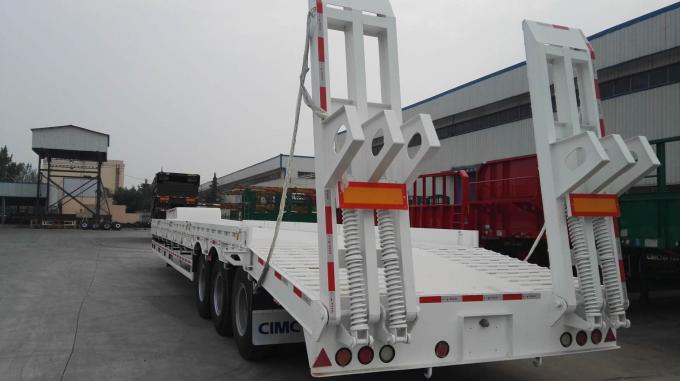 Cor vermelha de 3 Axle Low Bed Semi Trailer com eixos da Auto-direção e as rampas hidráulicas
