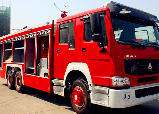 Veículos de socorro vermelhos e brancos do fogo do carro de bombeiros SINOTRUK HOWO 6x4 12m3 do salvamento do sapador-bombeiro