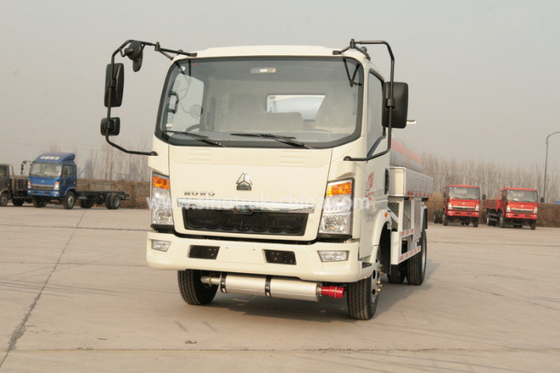 O caminhão do petroleiro de óleo de Howo 4×2/altamente transporte do combustível do dever da luz de segurança transporta 8280 QUILOGRAMAS