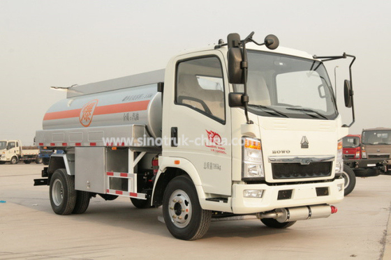 O caminhão do petroleiro de óleo de Howo 4×2/altamente transporte do combustível do dever da luz de segurança transporta 8280 QUILOGRAMAS