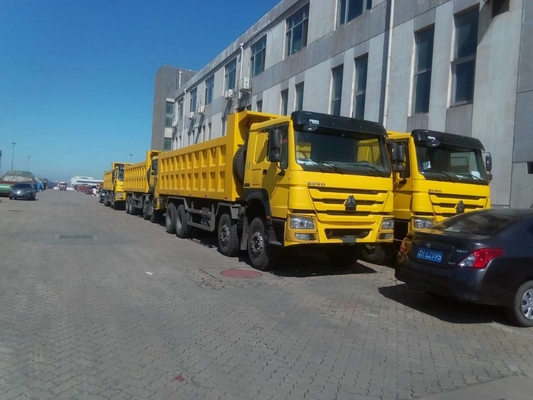 O caminhão basculante do isuzu de SINOTRUK Howo 8×4 70 toneladas carrega o modelo ZZ3317N4667A da caixa da descarga 30CBM