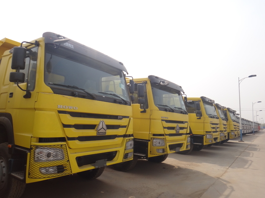 O caminhão basculante amarelo de 371hp 20M3 RHD Sinotruk Howo 6x4 para 40-50 toneladas carrega
