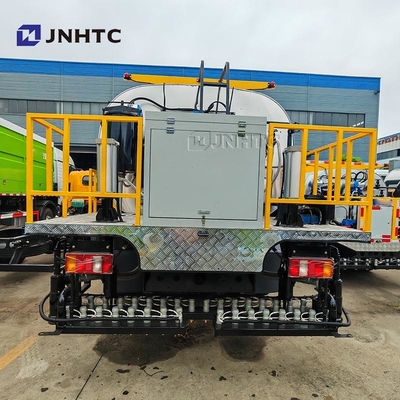 Equipamento de pulverização de asfalto HOWO caminhões 4X2 160HP Intelligent Bitumen Spreader para venda