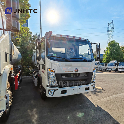Sinotruk Howo 4x2 Camião de combustível leve de óleo Cisterna de 4200 litros Caminhões de combustível de óleo diesel