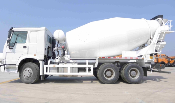 O caminhão basculante resistente de HOWO, caminhão 10 do misturador de cimento roda o depósito de gasolina 400L do Euro 2