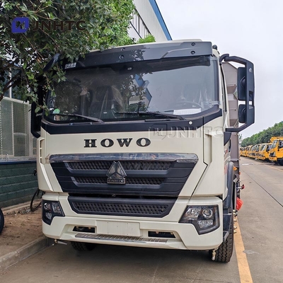 HOWO Caminhão de varredura de estradas 4X2 Montado Caminhão de espalhamento de sal de estrada Caminhão de limpeza de neve