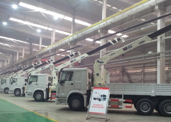O caminhão de SINOTRUK HOWO montou o guindaste/o guindaste de patíbulo montado caminhão para a construção