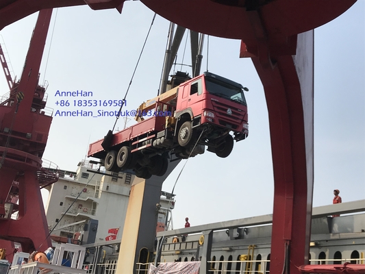 O caminhão de dobramento de 10 toneladas do crescimento de HOWO 6x4 montou o guindaste