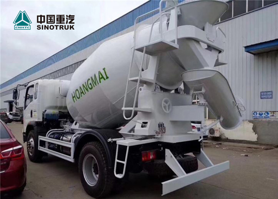Howo 4x2 4CBM Mini Concrete Mixer Truck com cor branca está pronto na fábrica