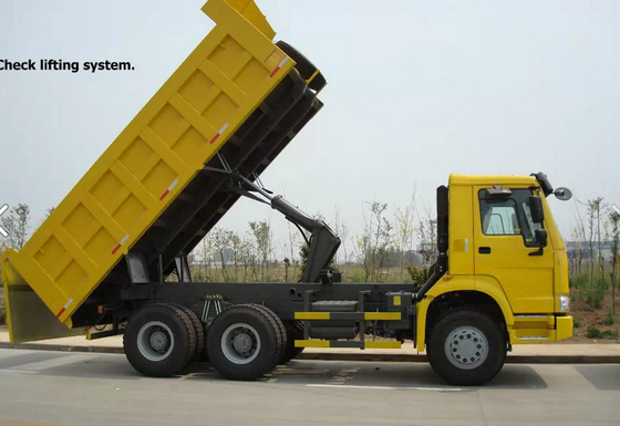 290/336HP caminhão basculante 8-20T do EURO II Sinotruk Howo 6x4 no ambiente áspero