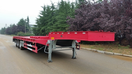 De 3 eixos cor vermelha do baixo da cama reboque semi com os eixos da direção do auto e as rampas hidráulicas