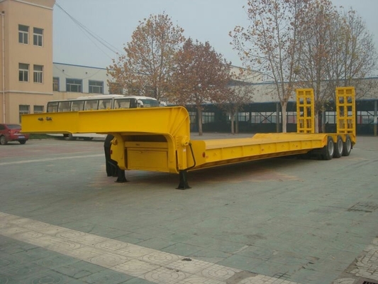 De 3 eixos cor vermelha do baixo da cama reboque semi com os eixos da direção do auto e as rampas hidráulicas