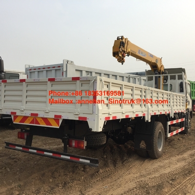 o guindaste da montagem do caminhão 5T de Sinotruk Howo com guindaste 4x2 6 de Xcmg roda com a caixa da carga 10T