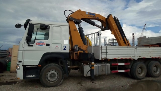O caminhão de Sinotruk Howo 6x4 montou o punho do motorista da mão esquerda do Euro 2 do guindaste