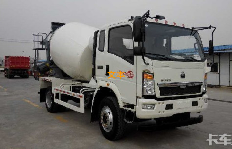 Rodas do caminhão de tanque 4x2 do misturador do elevado desempenho 4-6M3 6 de Sinotruk Howo