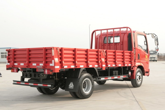O caminhão leve vermelho de HOWO, anúncio publicitário claro do dever transporta a capacidade 4x2 de 5 toneladas