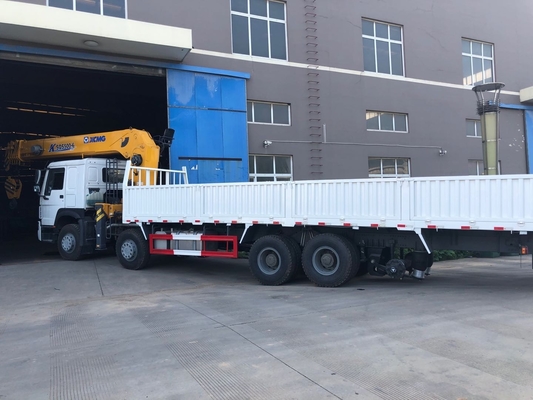 O caminhão de 20 toneladas de Sinotruk Howo 8x4 montou o crescimento reto do guindaste