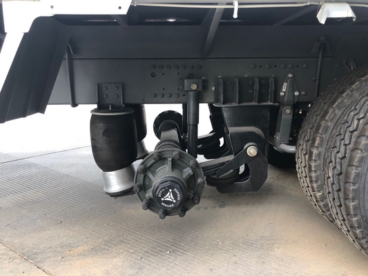 O caminhão de 20 toneladas de Sinotruk Howo 8x4 montou o crescimento reto do guindaste