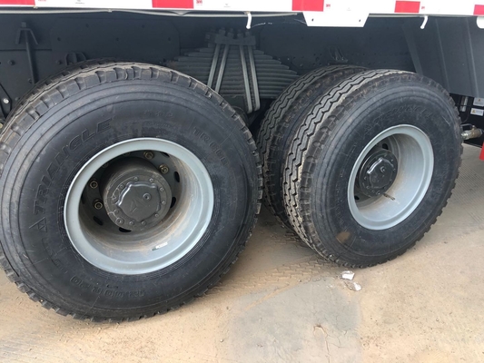 O caminhão de 20 toneladas de Sinotruk Howo 8x4 montou o crescimento reto do guindaste