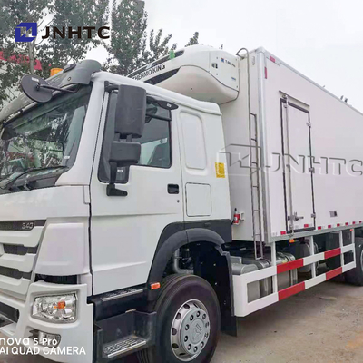 Sinotruk HOWO Euro2 6x4 refrigerou a entrega Van Beverages Drinks