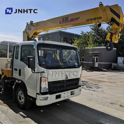 Caminhões comerciais do dever da luz de SINOTRUK HOWO 4X2 com GUINDASTE RHD 10 Ton Truck